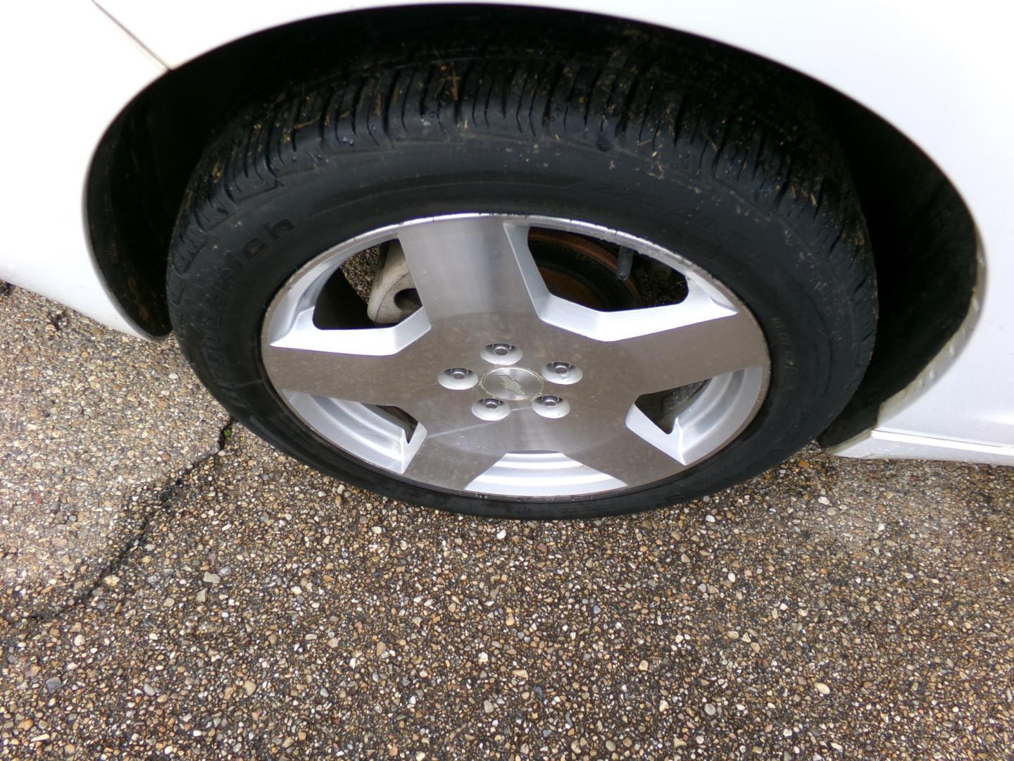 2009 White /Gray Chevrolet Malibu LT (1G1ZJ57779F) with an 3.6L engine, automatic transmission, located at 401 First NE, Bearden, AR, 71720, (870) 687-3414, 33.726528, -92.611519 - Photo#4